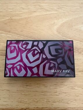 Mary Kay Rose Pattern Compact in Magenta and Deep Purple